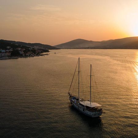 Apartments By The Sea Arbanija, Ciovo - 4320 Trogir Kültér fotó